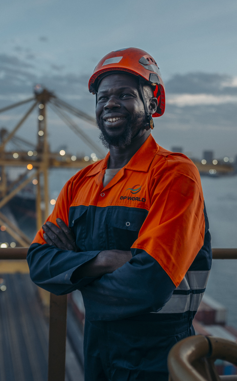 Mohamed Fofana, technicien chez DP World Dakar, sur le terminal au crépuscule