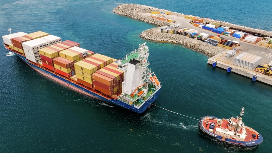 Elbrunner vessel arriving at port