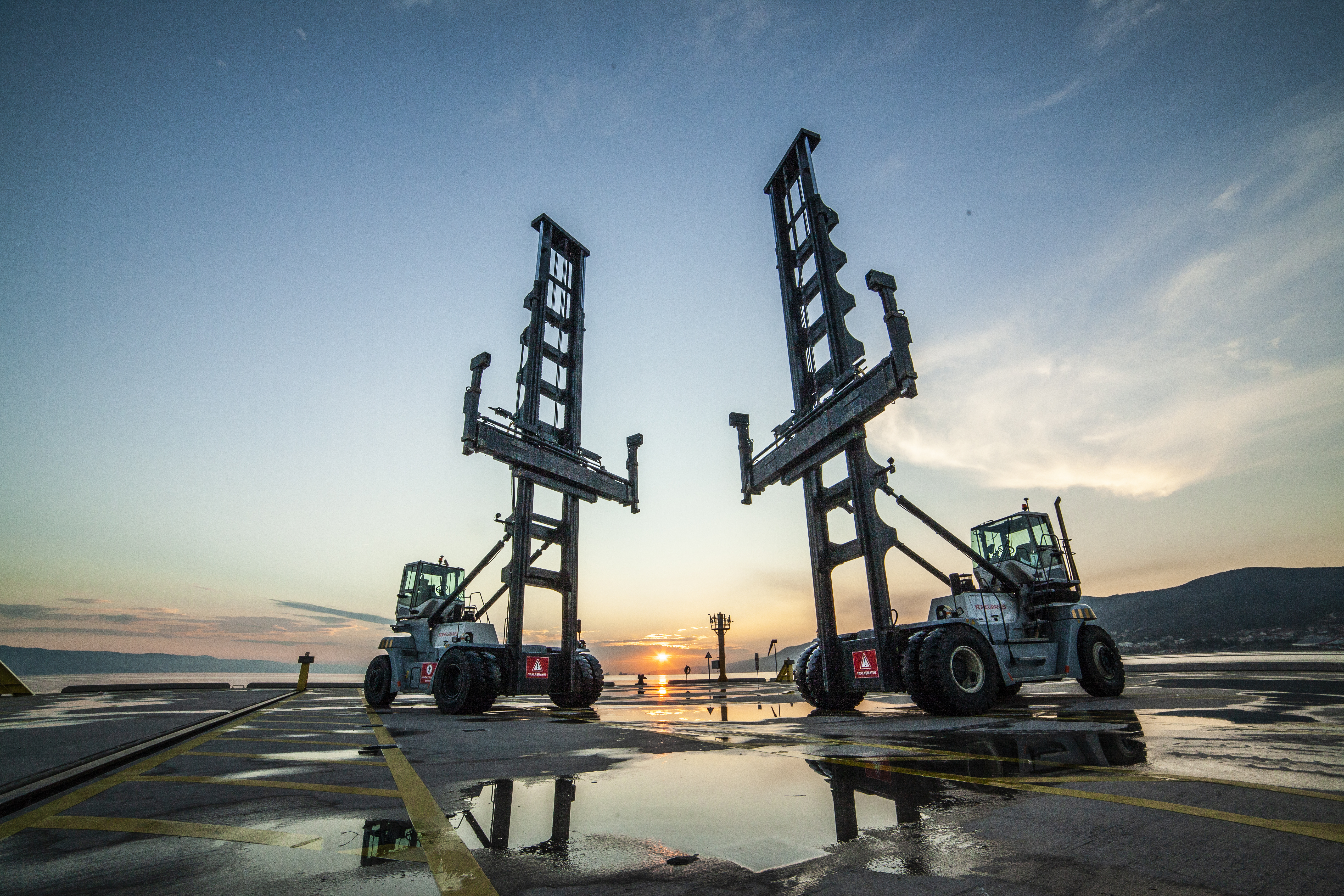 Cranes at the terminal.jpg