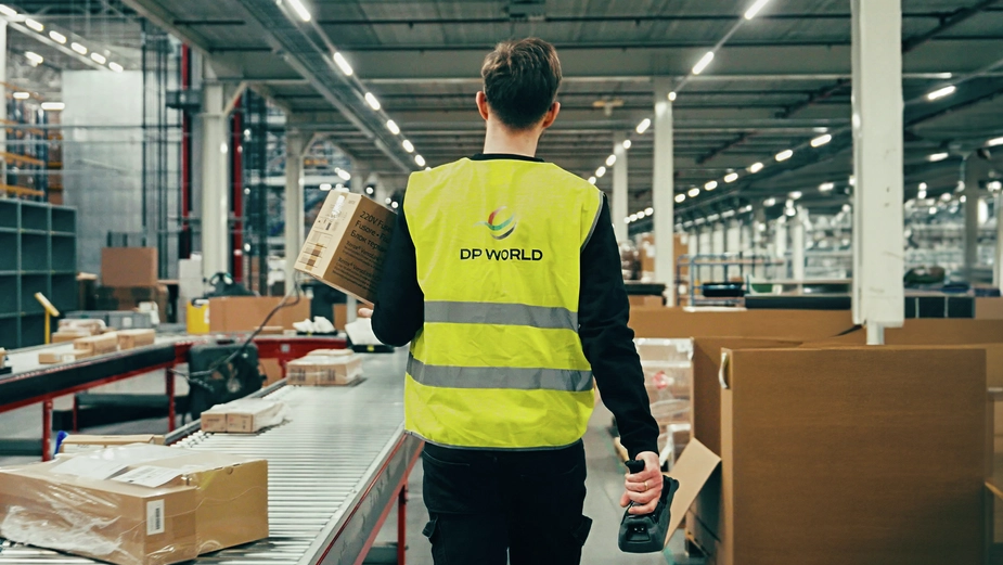 EYEP01996 2025 Netherlands Contract Logistics Warehouse Venray Employee Scanning Orderpicking Conveyor belt Technology TLM