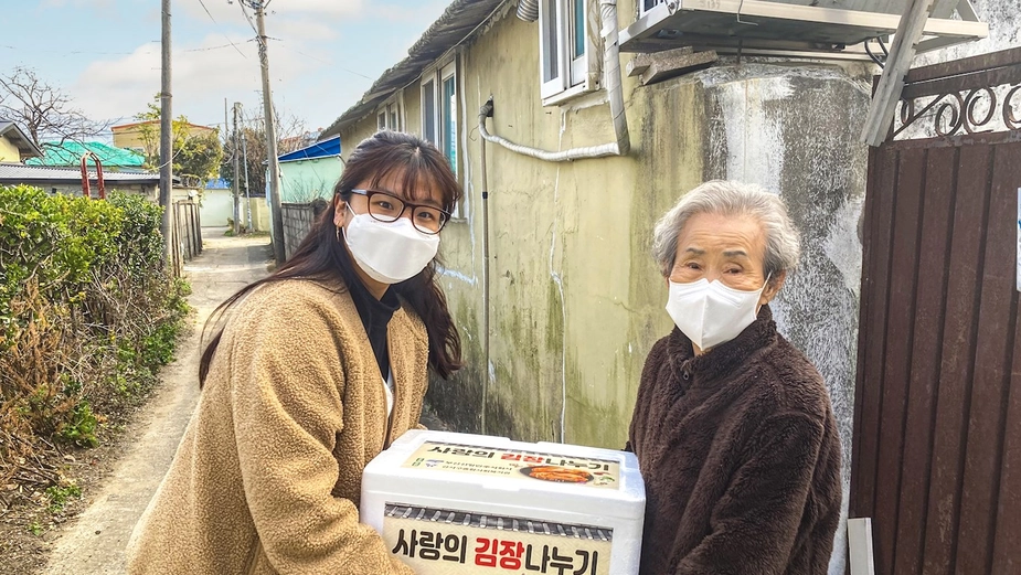 DP World volunteer delivering food packages to elderly residents