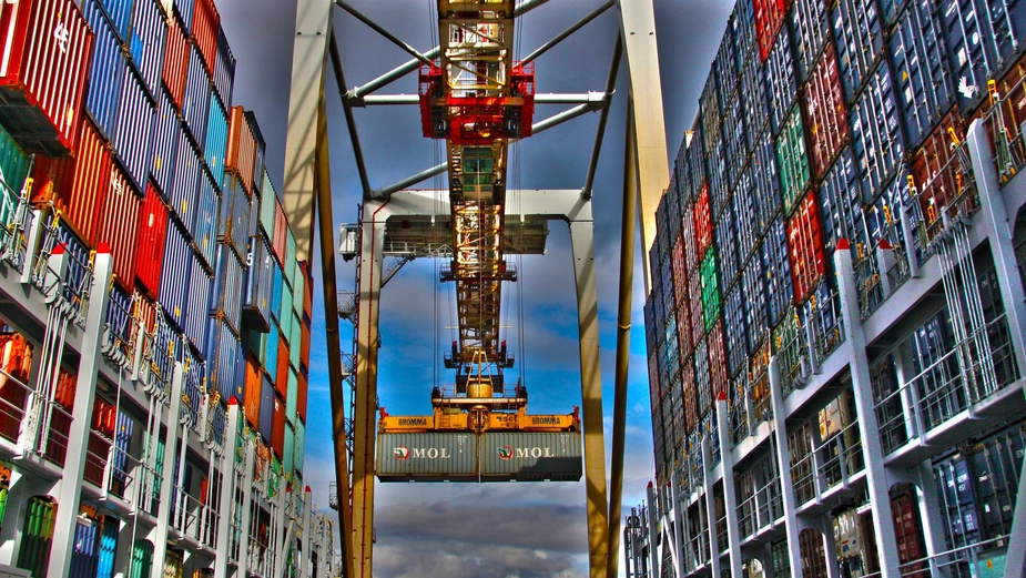 crane-moving-containers-at-southampton-port