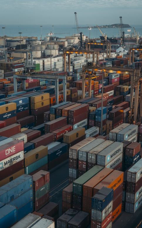 Vue aérienne des conteneurs empilés sur le terminal de DP World Dakar